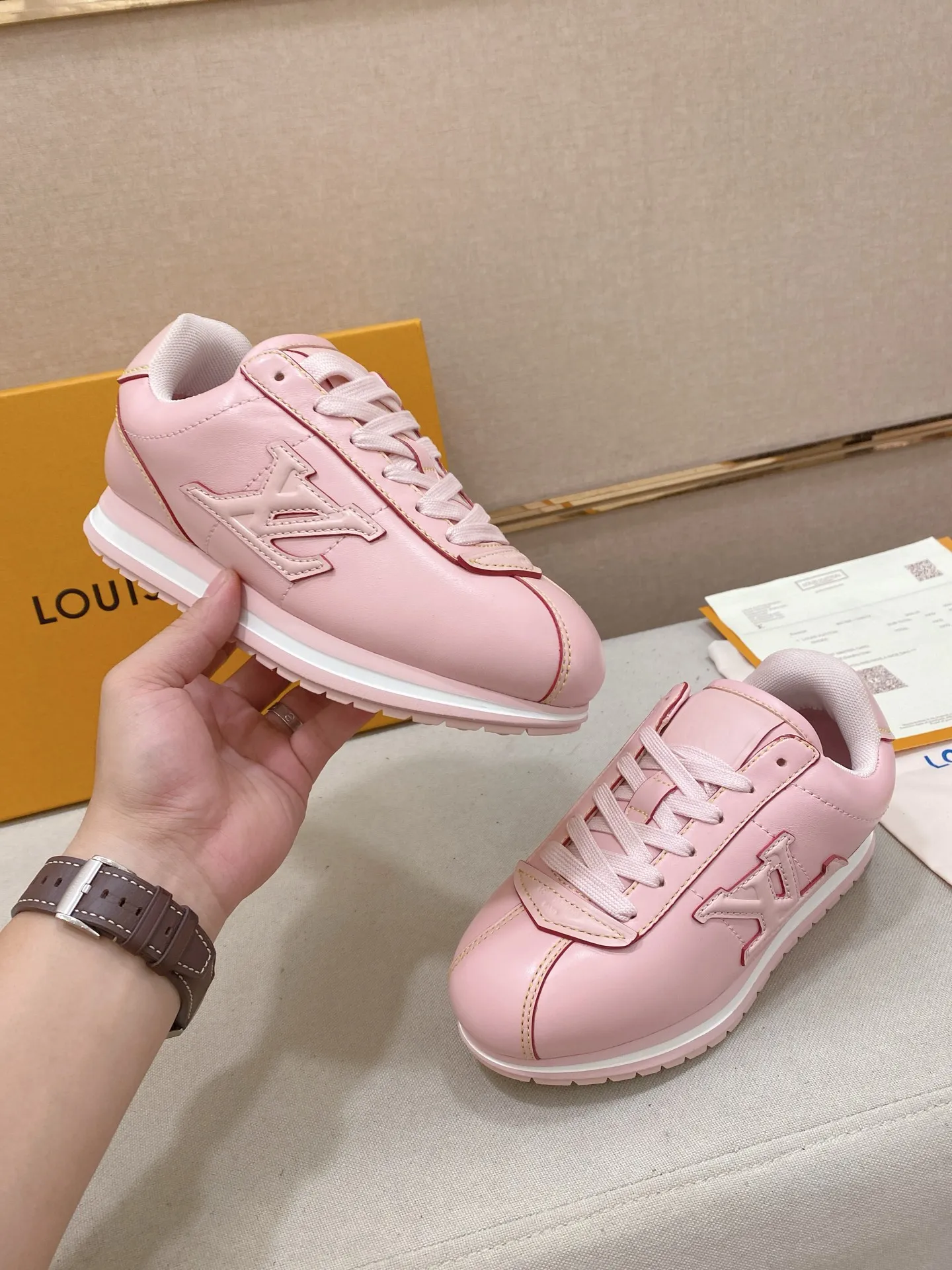 Men's shoes💰: Couple style 700💰LOUIS VUITTON Footint Soccer sneakers‼ ️ The top version, the same sneakers for LV couples. You will look fashionable when you wear them. This Footint Soccer sneaker was unveiled in the 2025 spring and summer series fashion show. The tongue is embellished with the Lvers United badge inspired by the football team. The rubber sole of the foot is decorated with multiple Louis Vuitton logos. The original latest packaging. Fabric: original imported cowhide. Lining: original imported breathable mesh. Foot pad: original injection molding pad. Outsole: original molded T combination outsole. Size: 35-45.